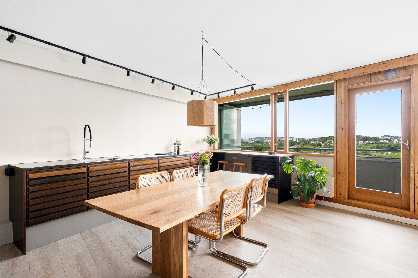 Plassen er godt utnyttet, og under vinduet er det etablert en smart barløsning for både måltider og gode samtaler med fjorden som vakkert bakteppe. Galleribilde