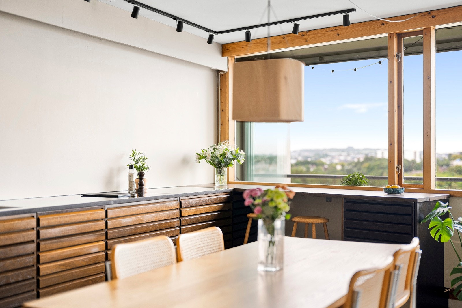 Omgivelsene er idylliske, og her får man en uslåelig kombinasjon av å bo nært sentrum, men samtidig skjermet i en grønn oase. Galleribilde