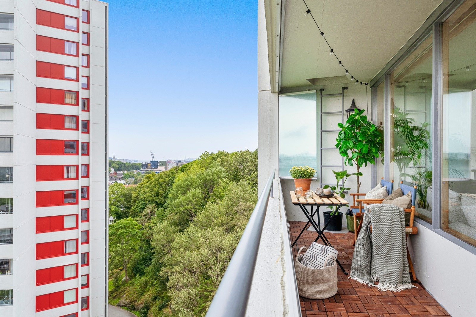 Vinduene kan skyves til side slik at solen og sommeren slipper helt inn, og balkongen innbyr til både stille stunder og lange, sosiale kvelder. Galleribilde
