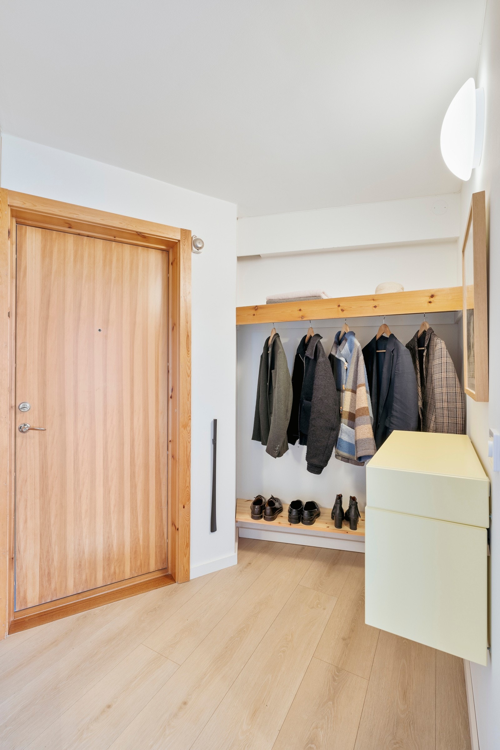 Romslig entrè med god plass til oppbevaring. Galleribilde