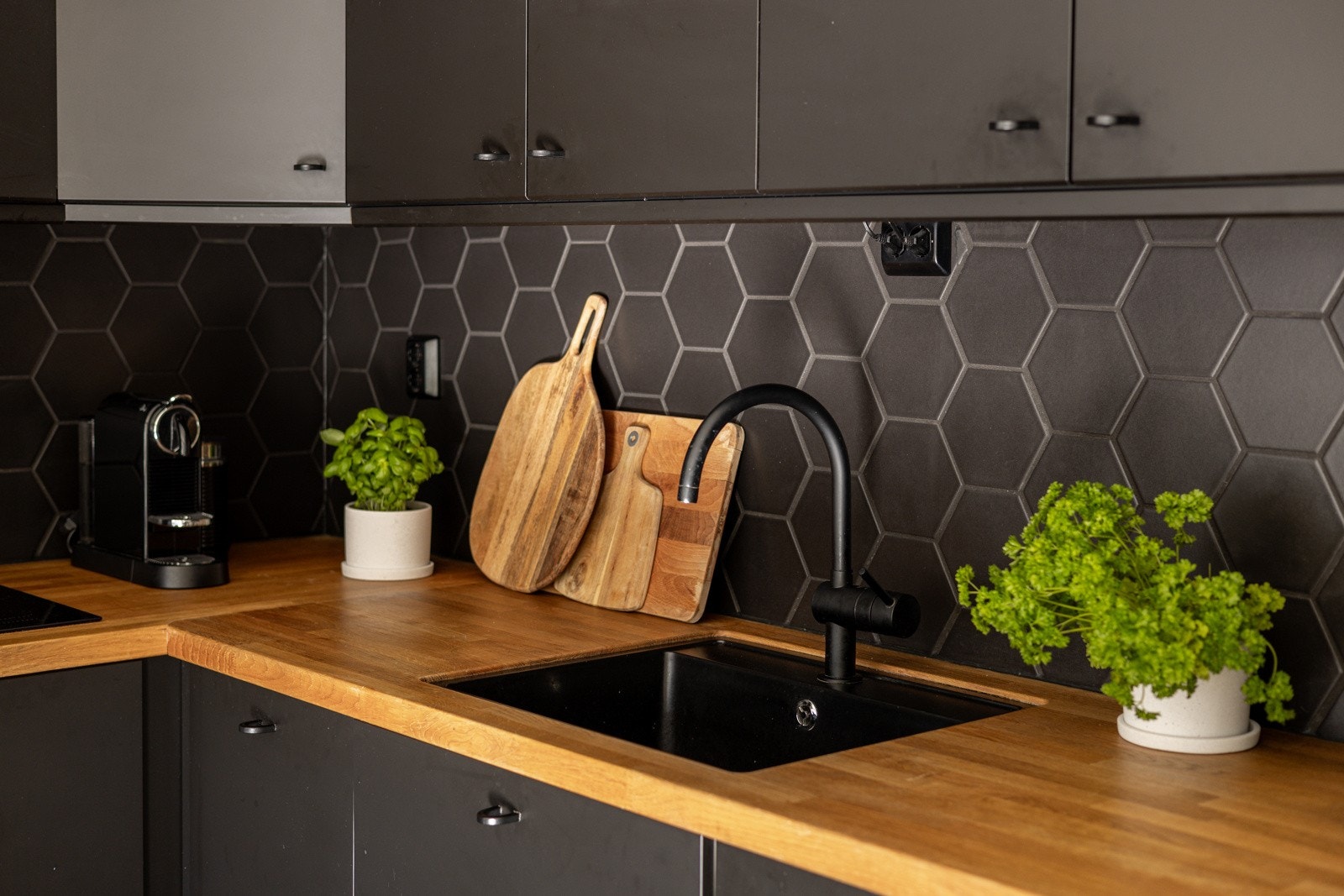 Legg merke til de dekorative flisene over kjøkkenbenken. Galleribilde