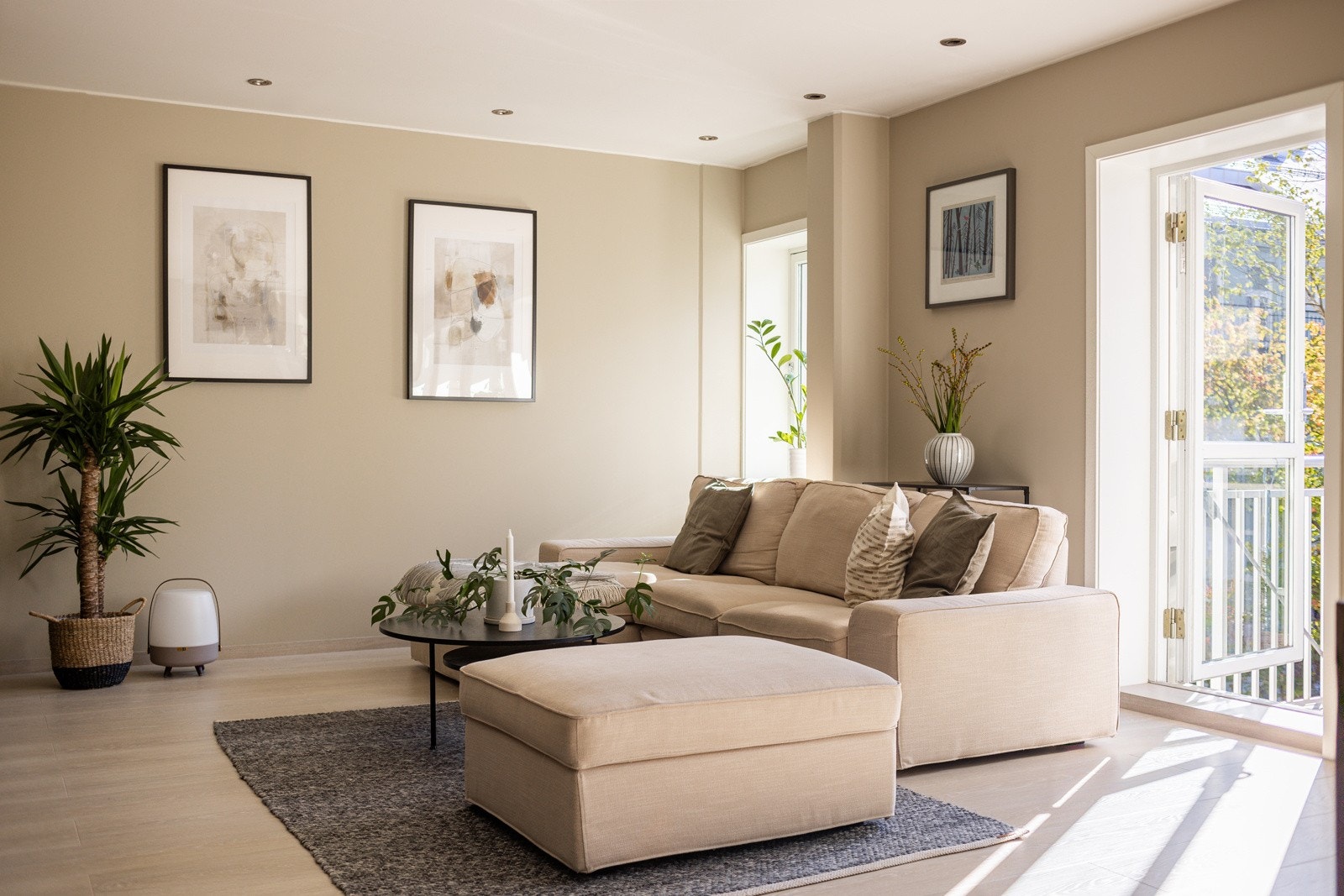 Oppholdsrommet er nylig malt i en tidsriktig og pen farge. Galleribilde