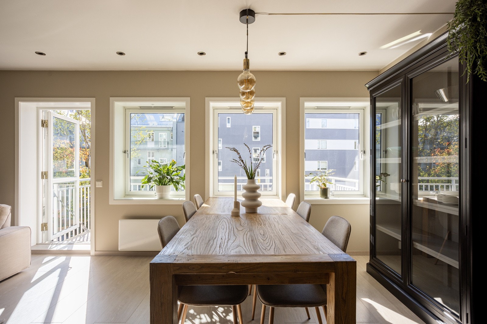 Fra spiseplassen er det hyggelig utsyn mot balkongen. Galleribilde