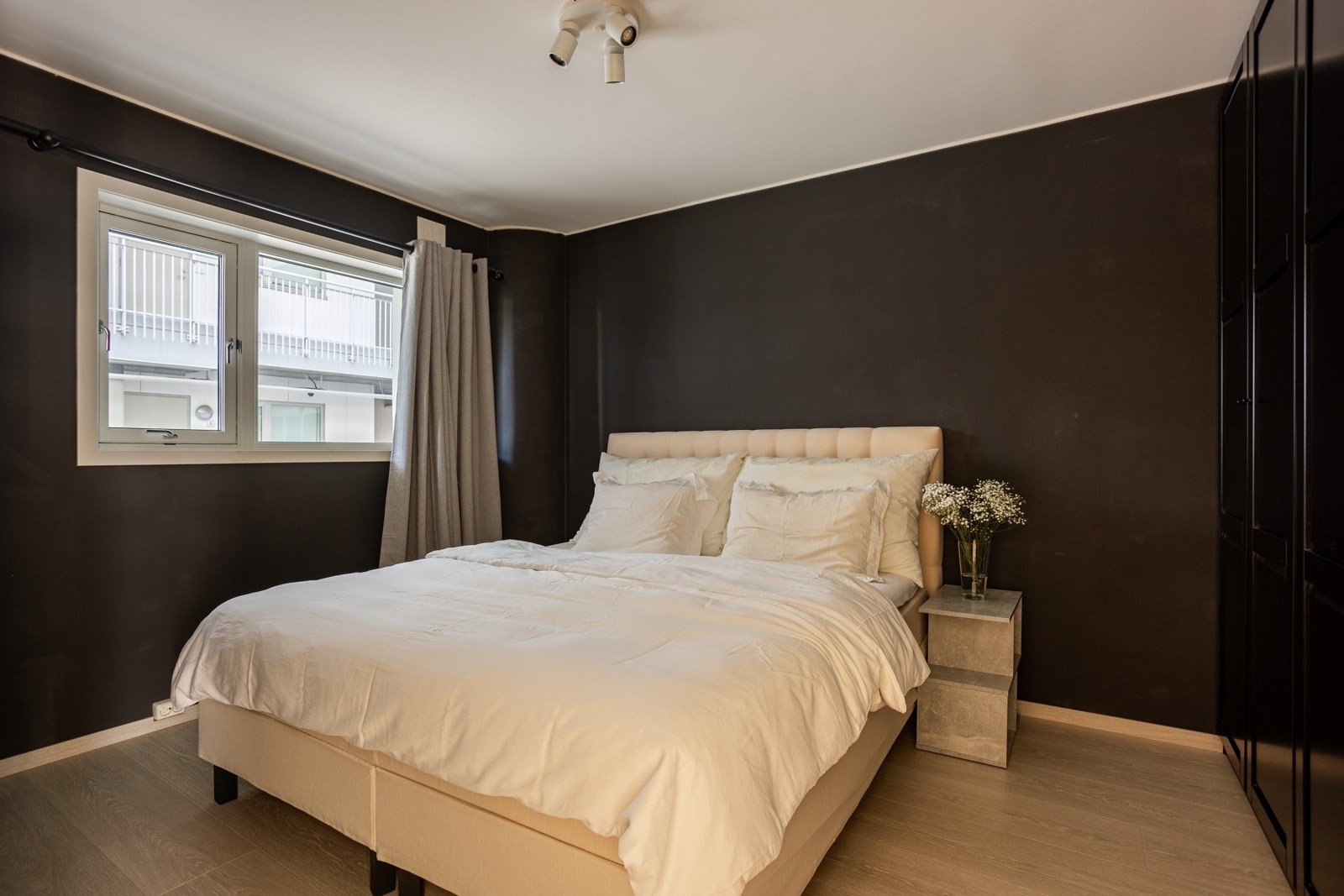 Romslig hovedsoverom med plass til stor dobbeltseng og øvrig soveromsmøblement. Galleribilde