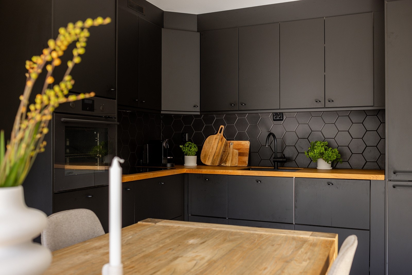 Det er mange skuffer og skap som gir godt med lagringsplass på dette kjøkkenet. Galleribilde