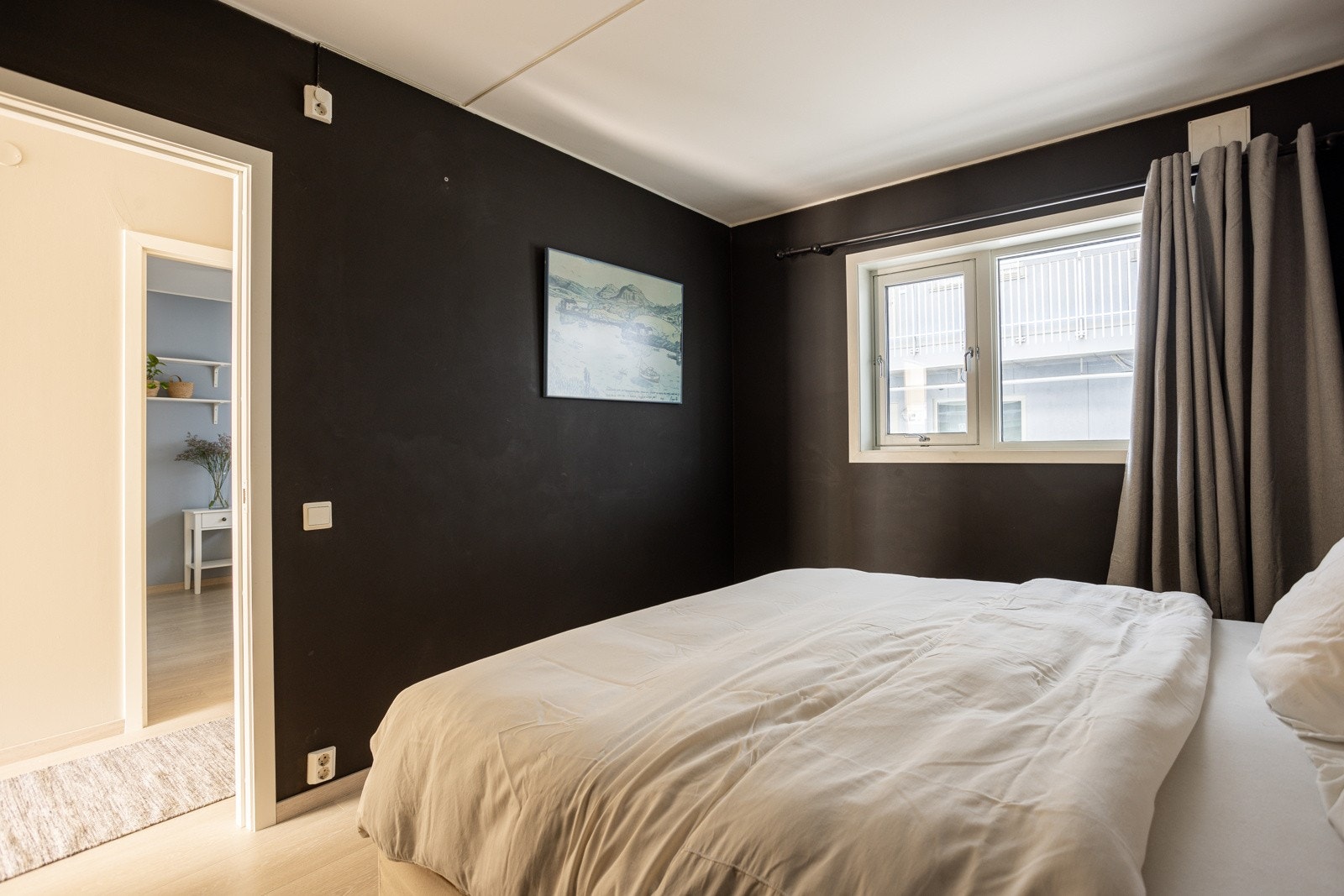 Soverommet vender inn mot gårdsrommet og ligger praktisk til ovenfor leilighetens andre soverom. Galleribilde