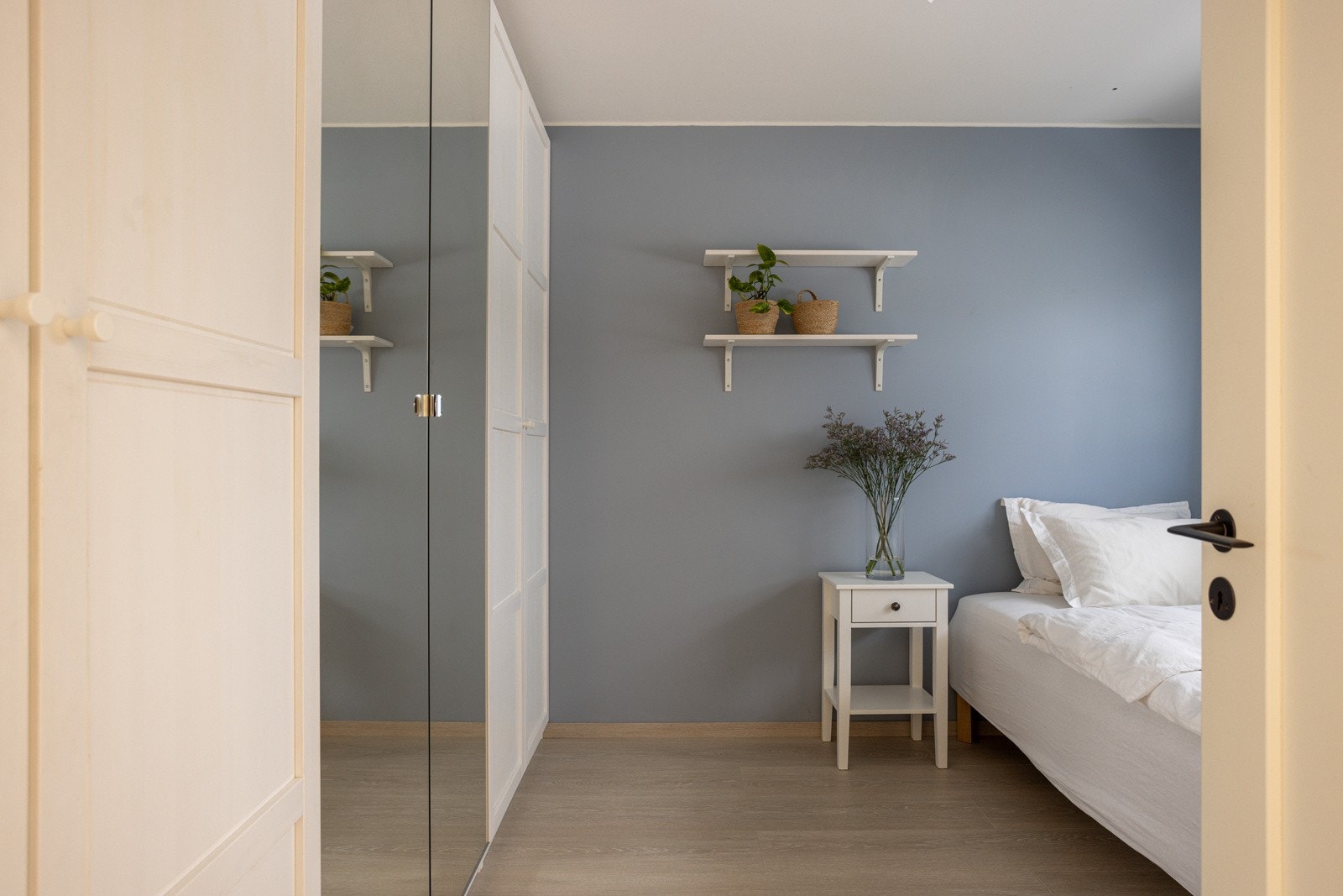 Soverom nummer to benyttes i dag som et gjesterom med plass til dobbeltseng og garderobe. Galleribilde