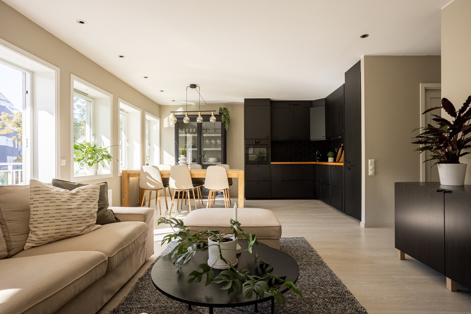 Den åpne løsningen mellom stuen og kjøkkenet er både sosial og praktisk. Galleribilde