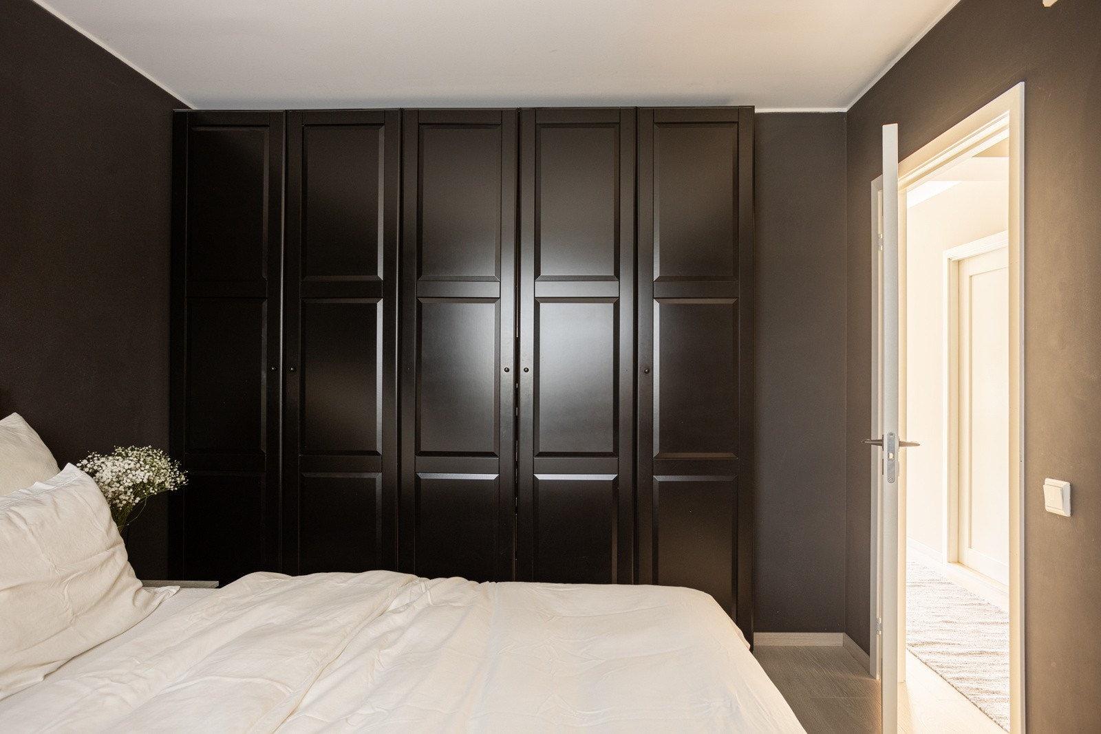 Den store garderoben gir mer enn nok lagringsplass til soverommet. Galleribilde