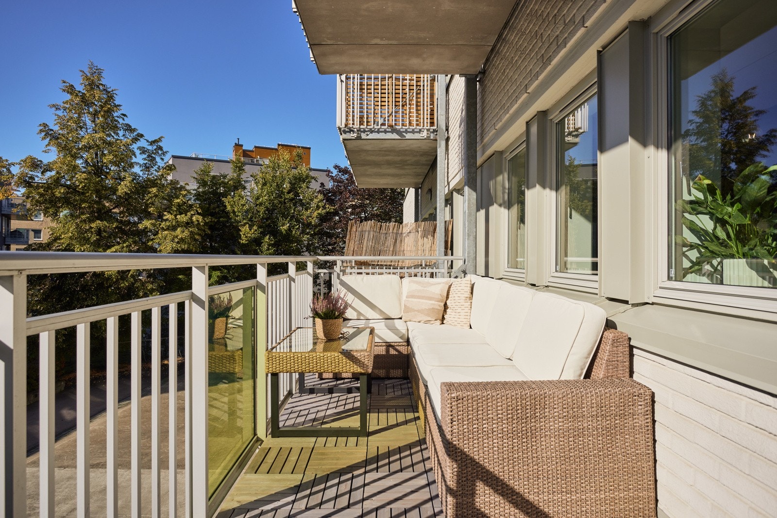 Den gjennomgående leiligheten er romslig, med store rom som er enkle å møblere. Store vindusflater slipper lyset inn. Galleribilde