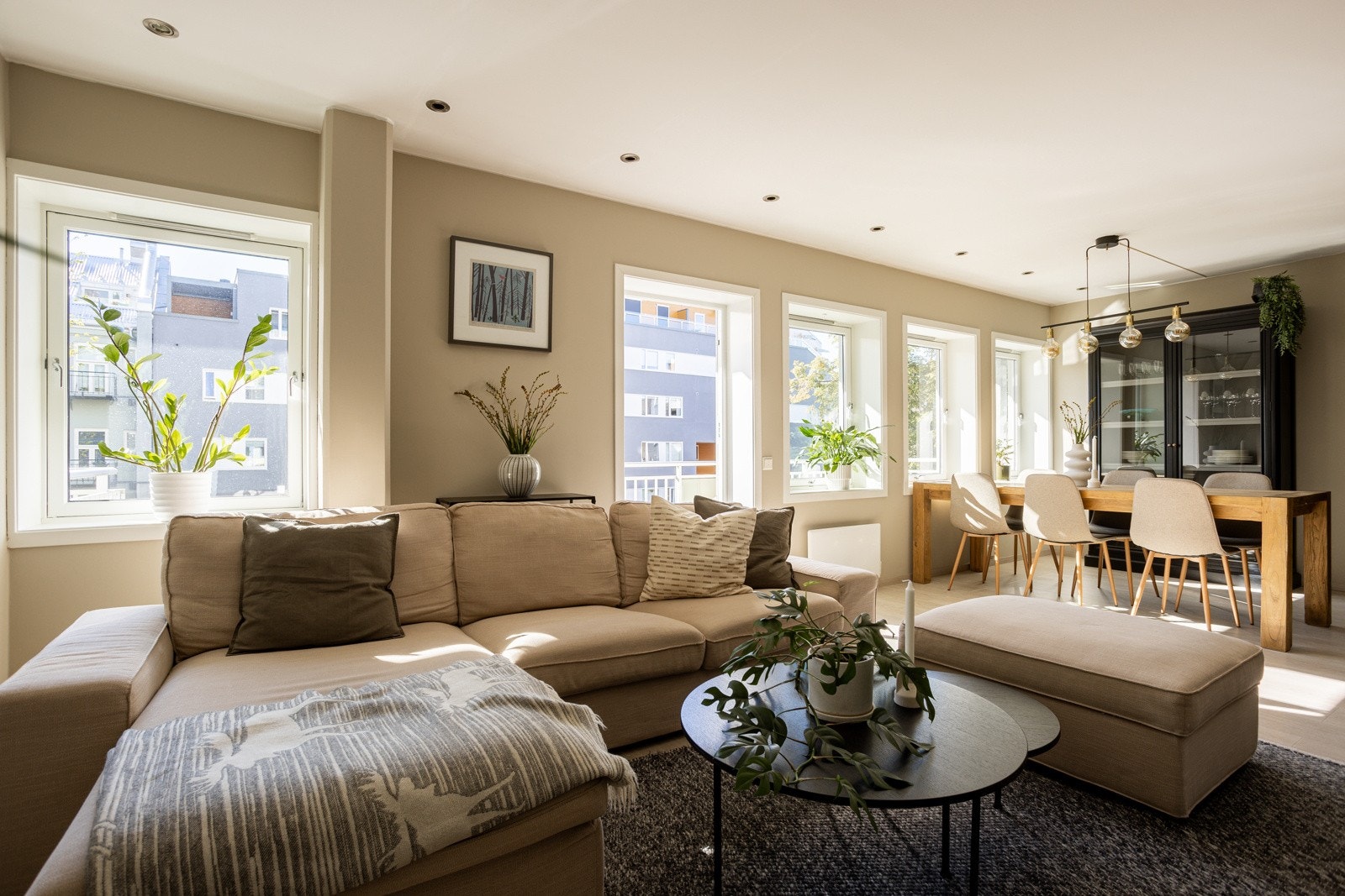 Leiligheten har en romslig stue som enkelt kan møbleres med både sittegruppe med tilhørende tv-møblement og spiseplass. Galleribilde