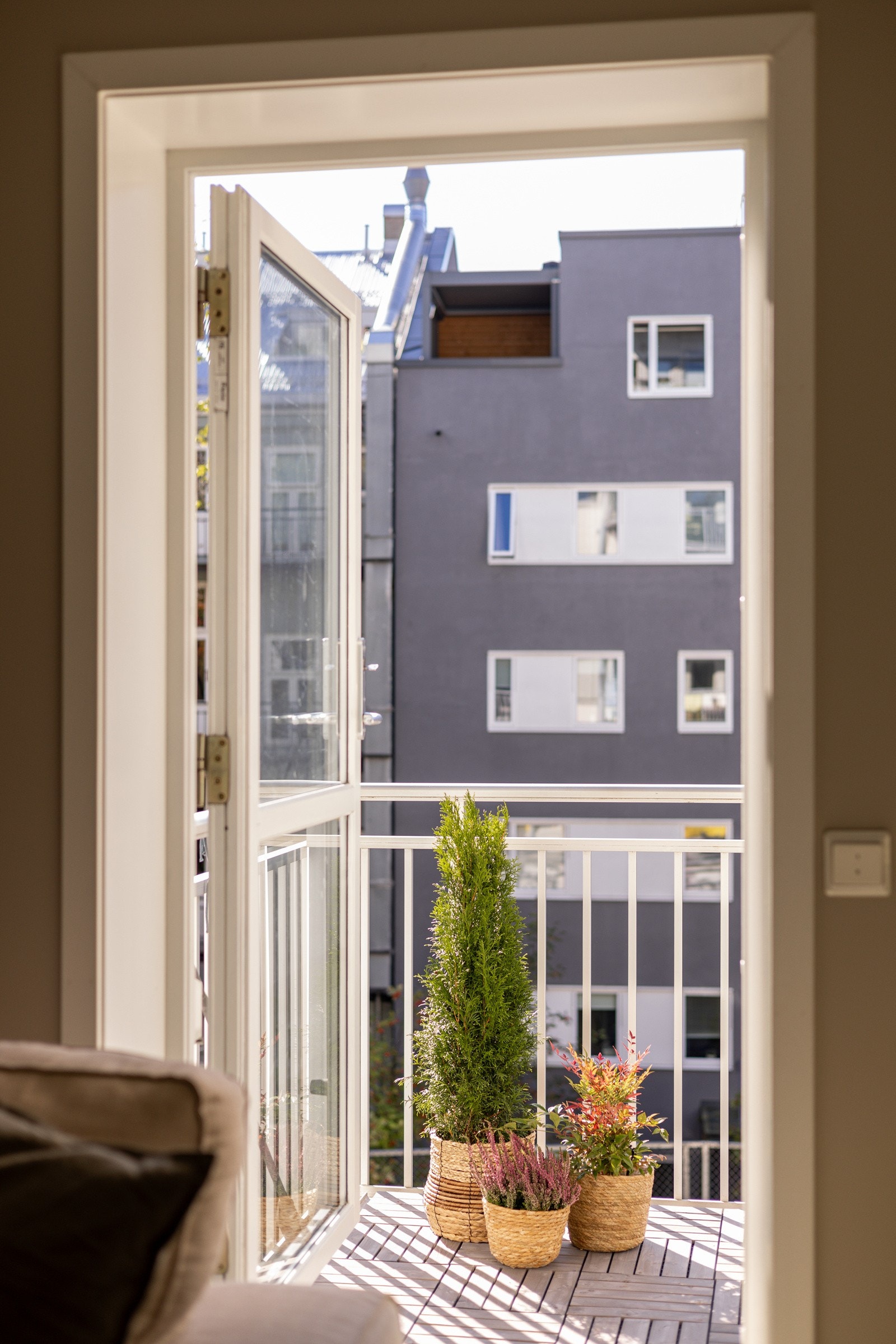 Leiligheten har en sydvendt balkong med utgang fra stuen. Galleribilde