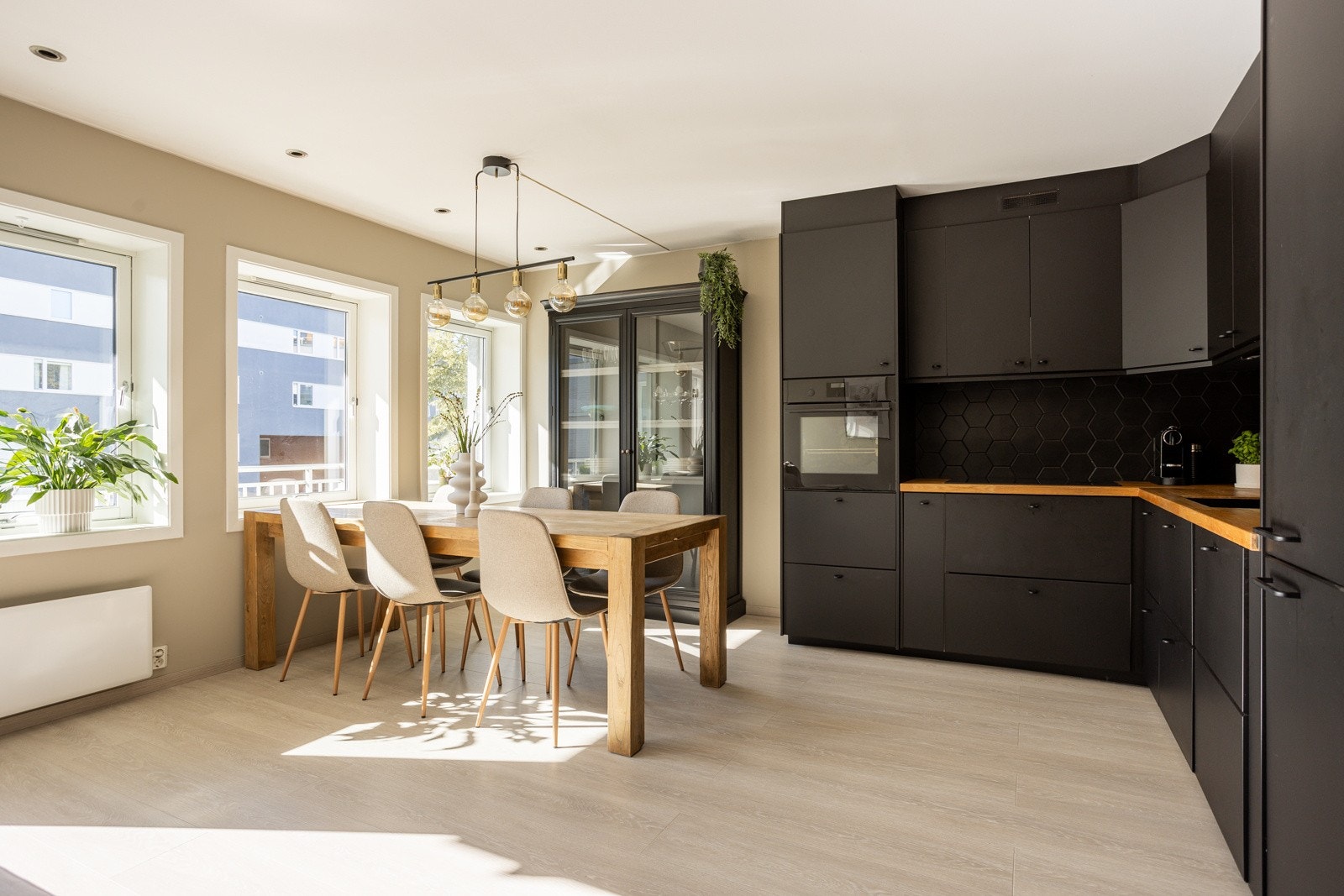 På kjøkkenet er alle hvitevarer integrert og medfølget salget. Galleribilde