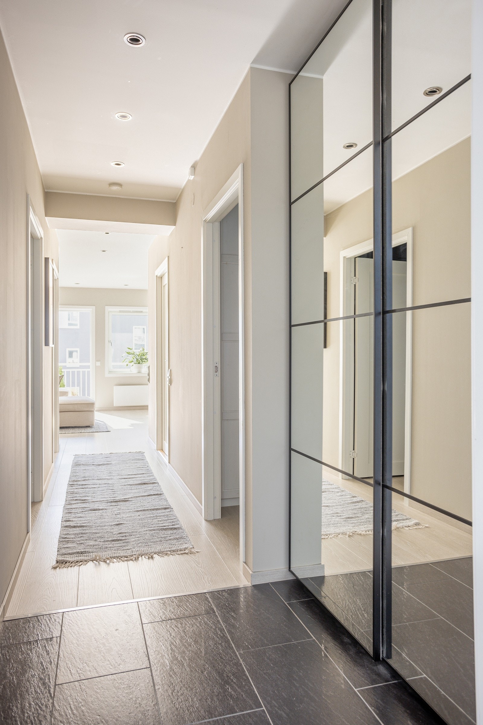 Pen entre med lagringsplass til sko og yttertøy i smart skyvedørsgarderobe. Galleribilde