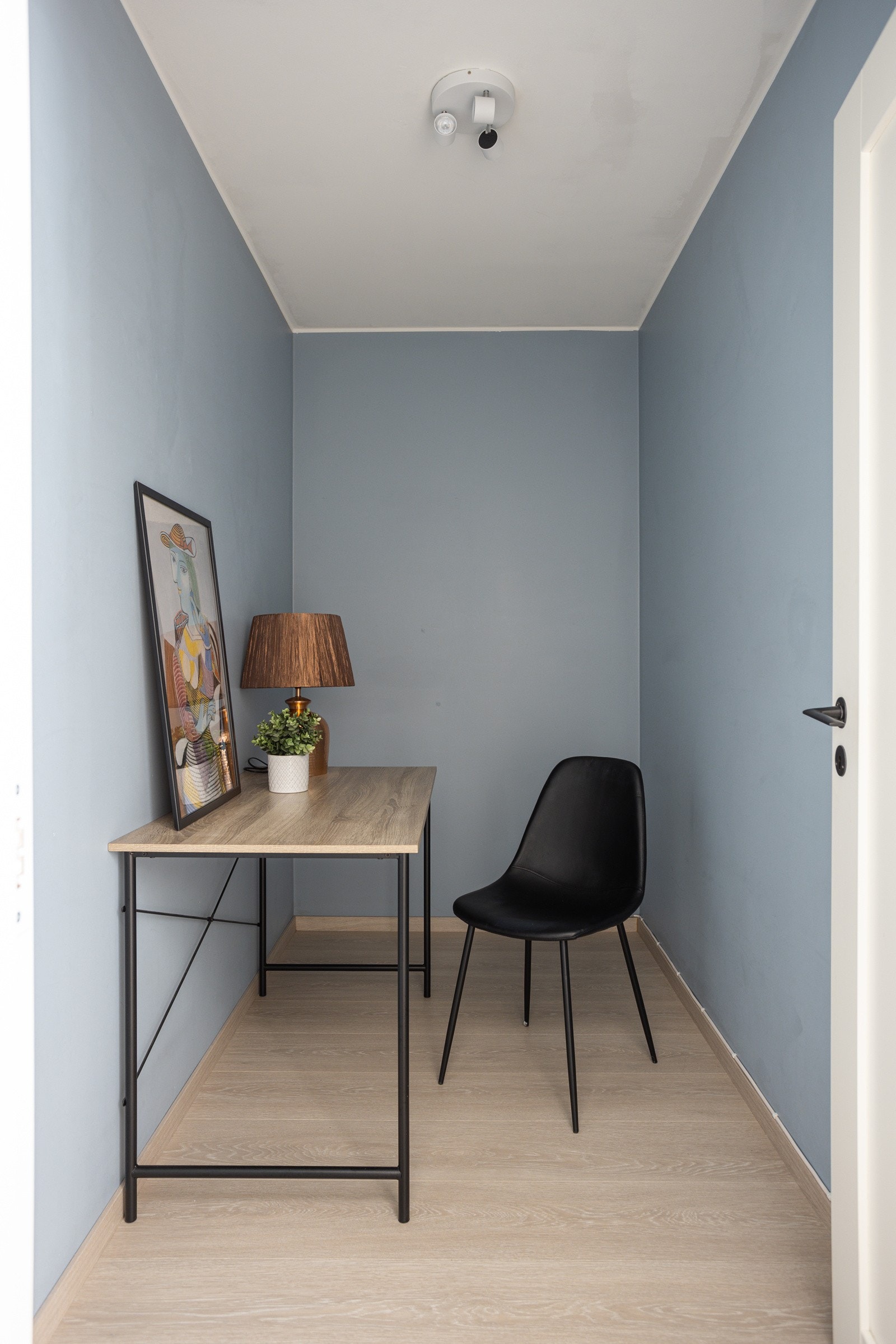 Fra entreen er det inngang til det smarte kontoret eller innvendige boden om man ønsker. Galleribilde