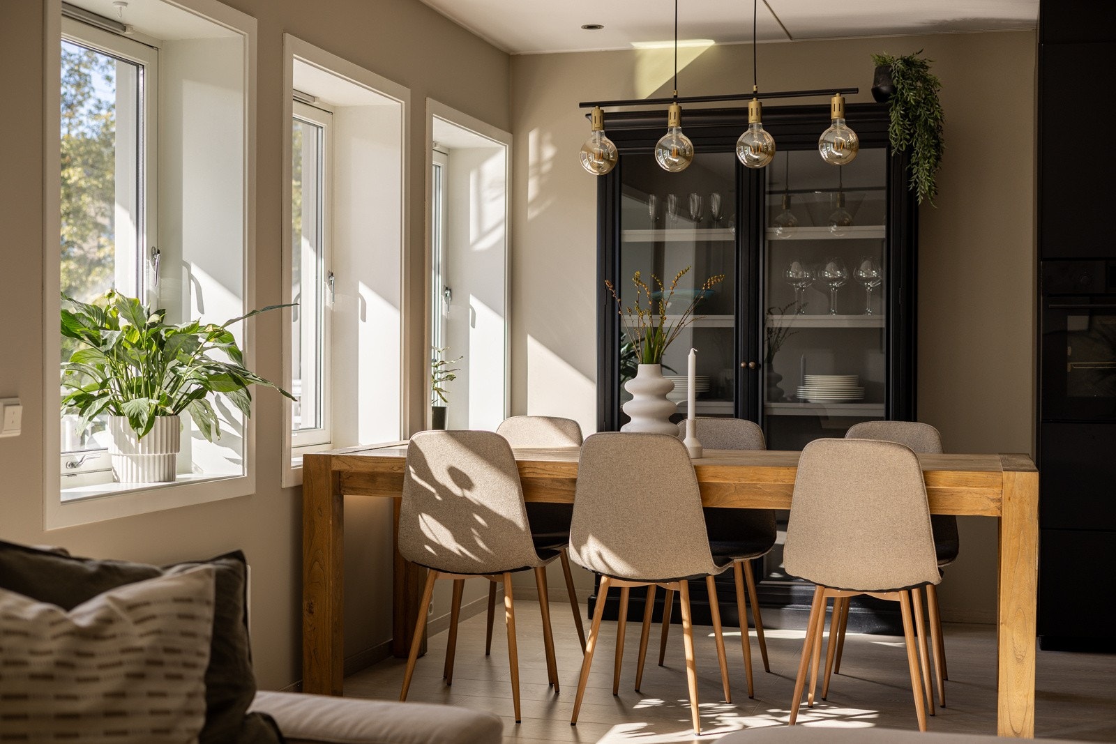 Det er fint med plass til stort spisebord tilknyttet kjøkkenet. Galleribilde