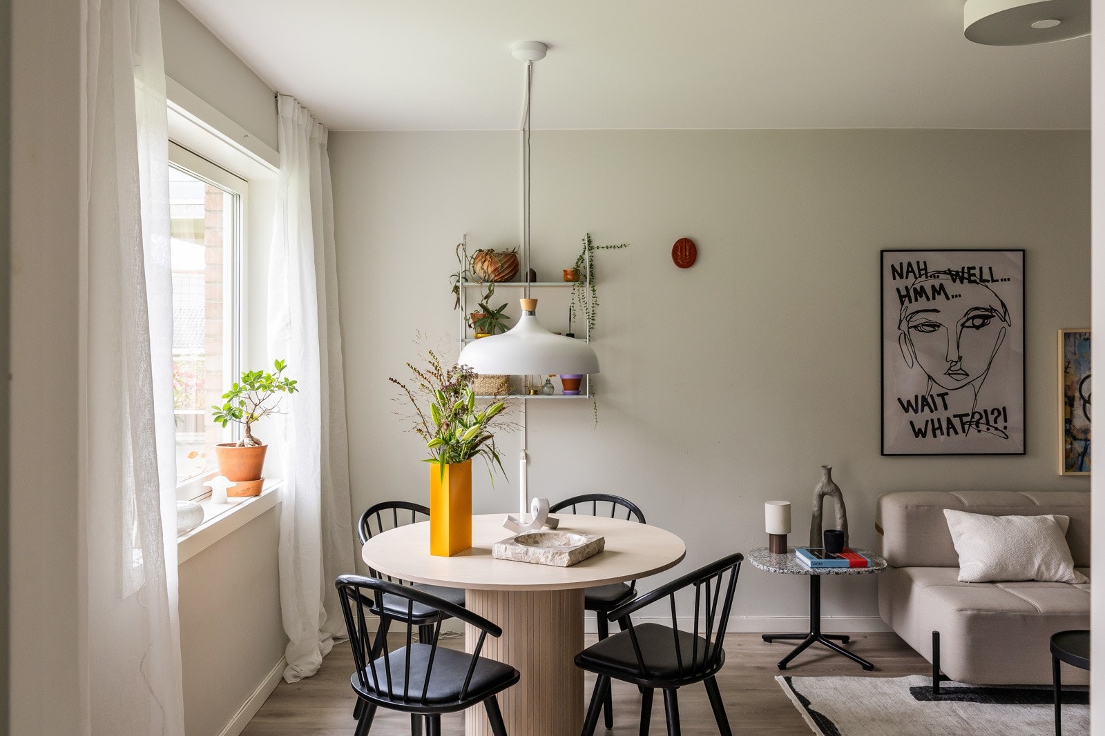 Stuen er et funksjonelt og innbydende oppholdsrom, vendt mot frodige fellesareal. Galleribilde