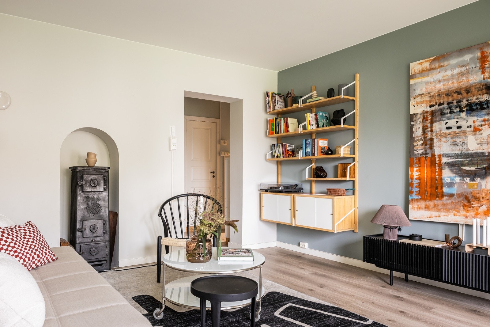 Plass til tv benk og sofa samt spisebord. Galleribilde