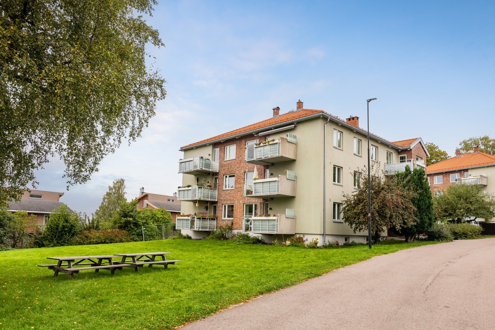 Boligen ligger praktisk til i høy første etasje, på hjørne vendt mot fellesareal. Rikelig med boltreplass på store friareal på område, også rett utenfor boligen. Galleribilde