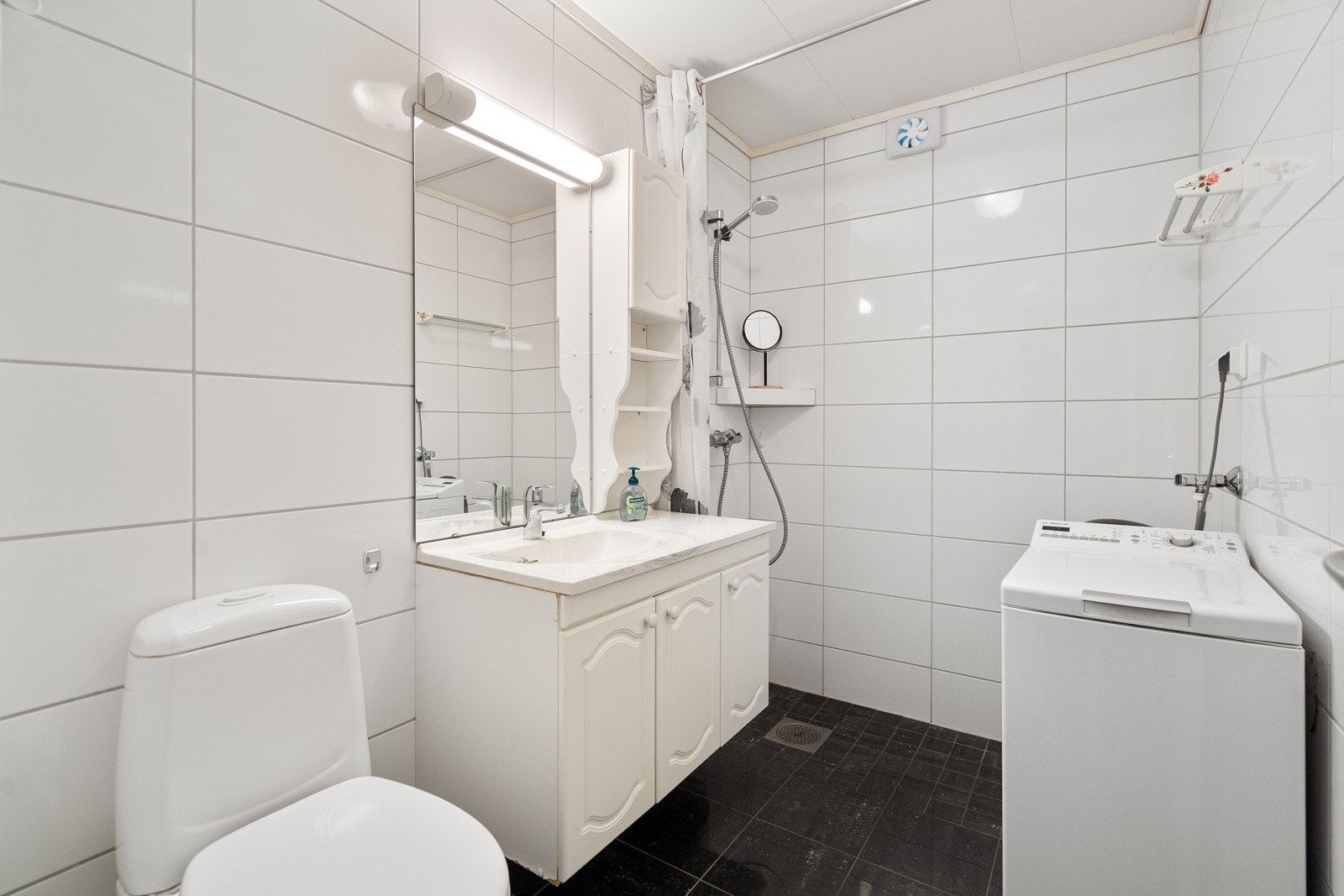 Flislagt bad med dusj Galleribilde