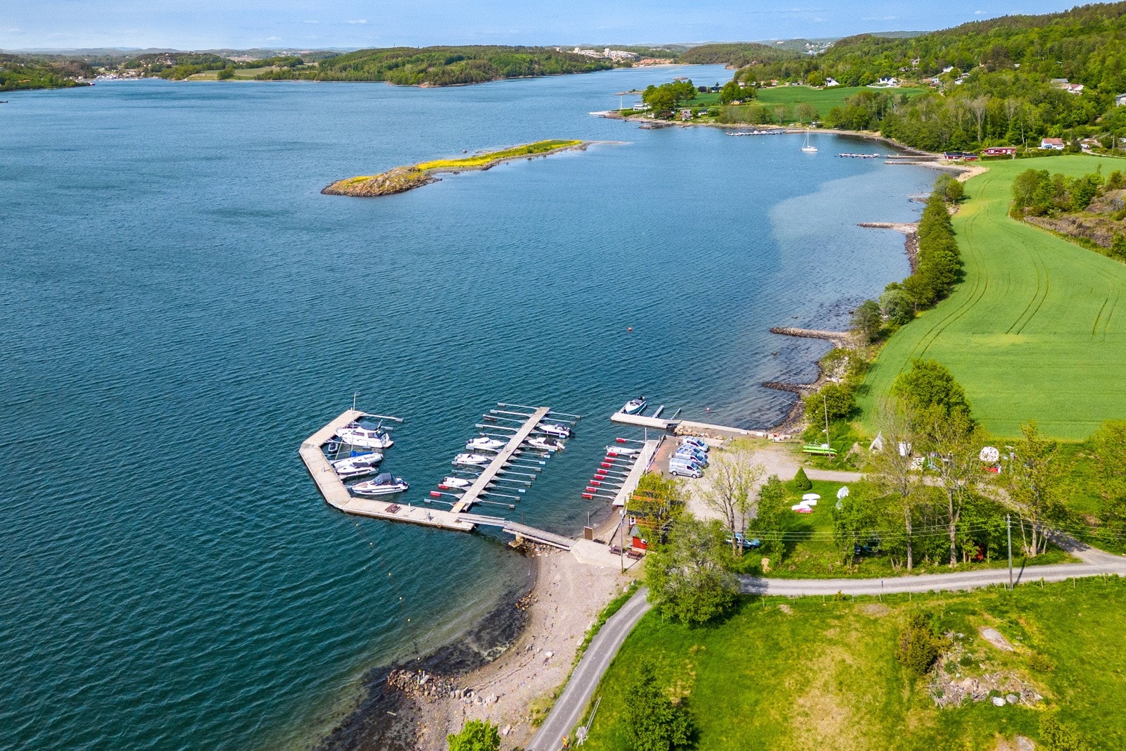 Kort vei til sjøen med brygge og badeplasser Galleribilde