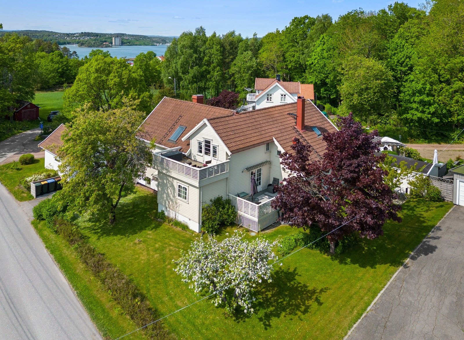 Solrik og flott tomt med god boltreplass Galleribilde