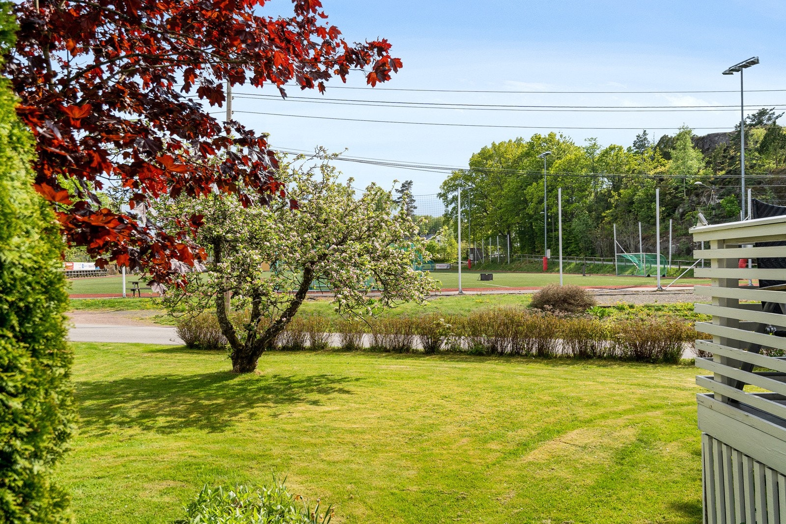 Store plenarealer med god plass til trampolline mm Galleribilde