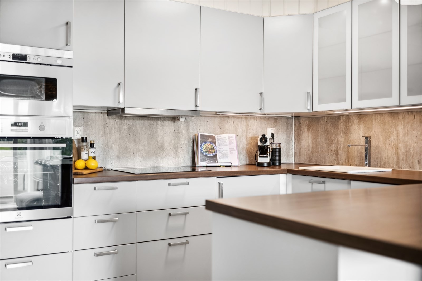 Godt utstyrt kjøkken med integrerte hvitevarer fra Electrolux Galleribilde