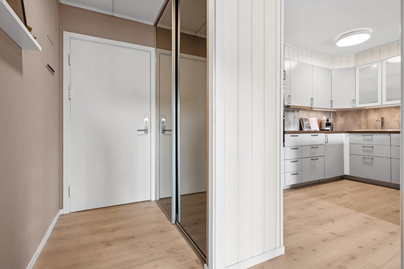 Velkommen inn i entréen! Her finner man praktiske og stilfull skyvedørsgarderobe med speilfronter Galleribilde