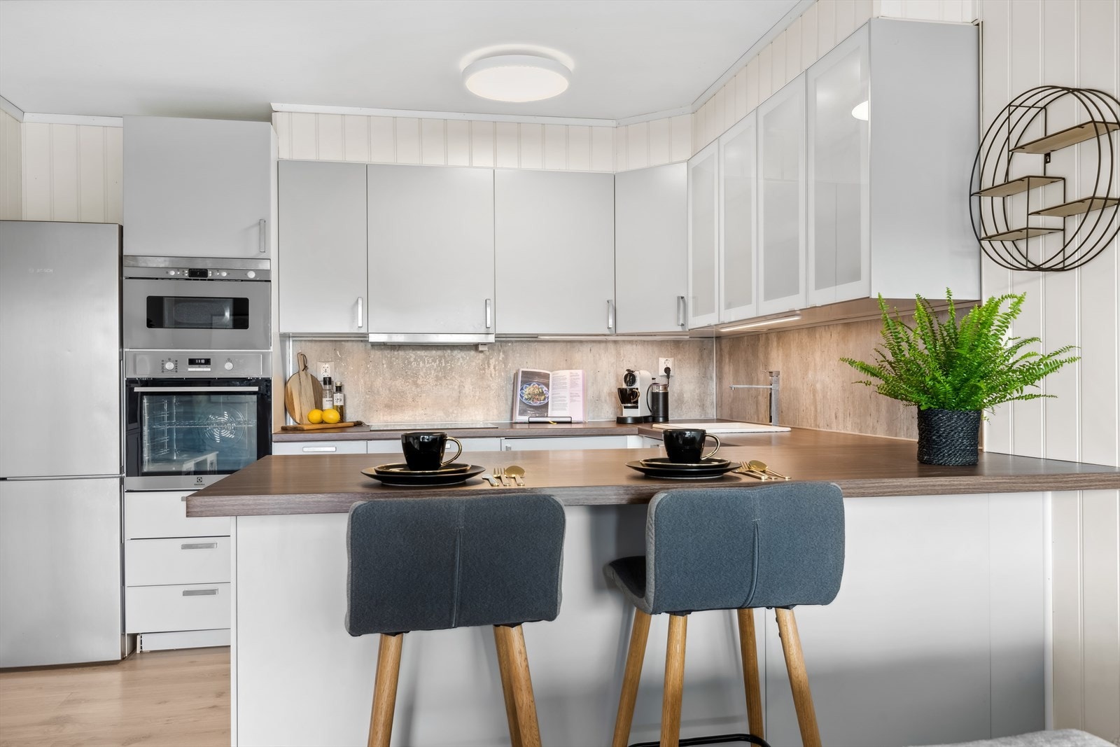 Kjøkken med praktisk kjøkkenhalvøy som fungerer fint som spiseplass Galleribilde