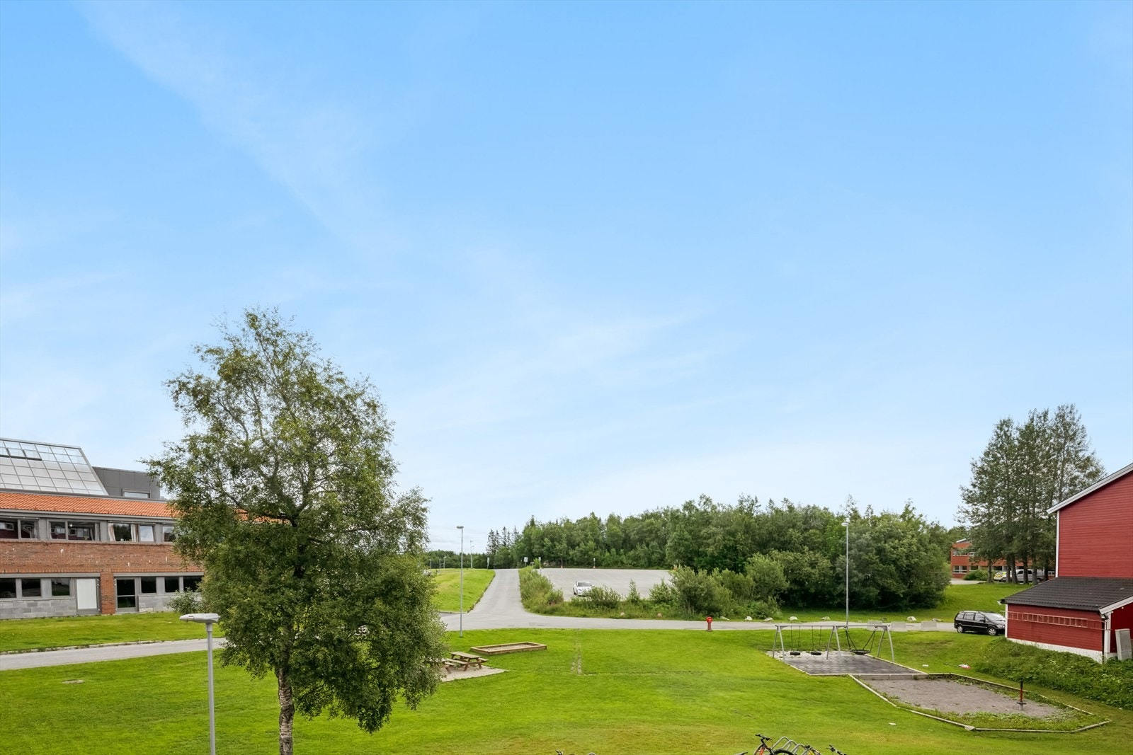 Grønt og fint rundt leiligheten. Nord Universitet til venstre i bildet Galleribilde