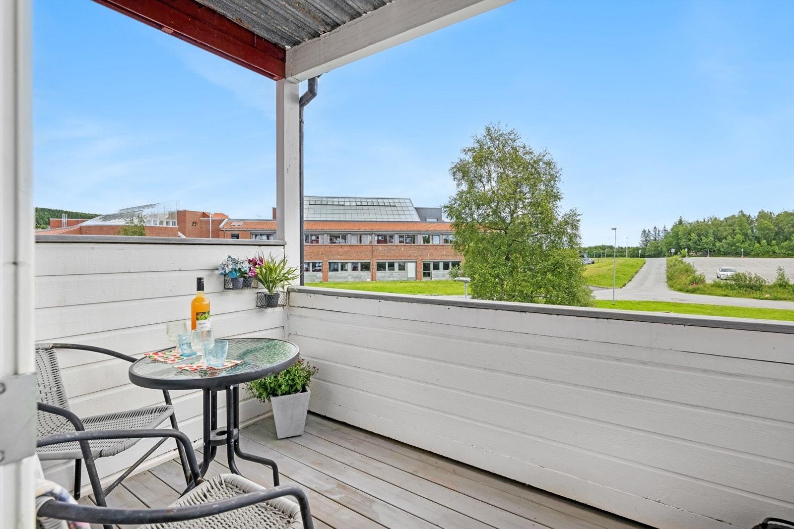 Usjenert balkong på ca 5kvm med herlig morgensol. Fint sted å nyte morgenkaffen! Galleribilde