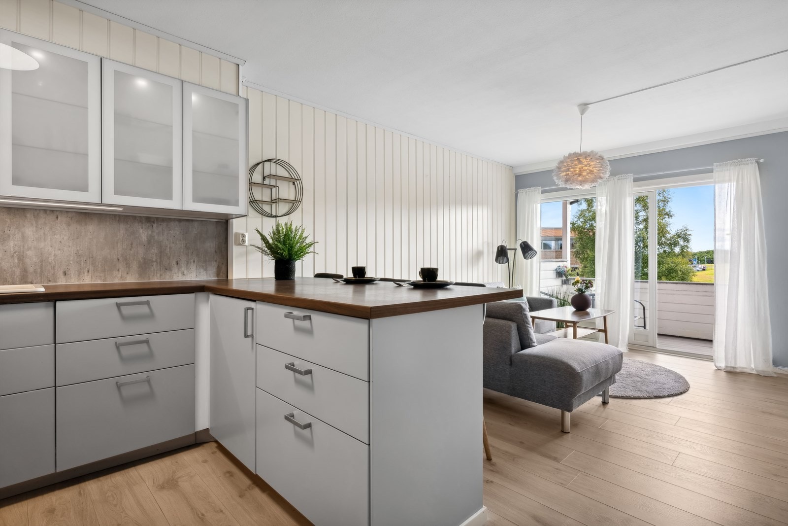 Kjøkkenhalvøya byr på ekstra benkeplass og oppbevaringsplass Galleribilde