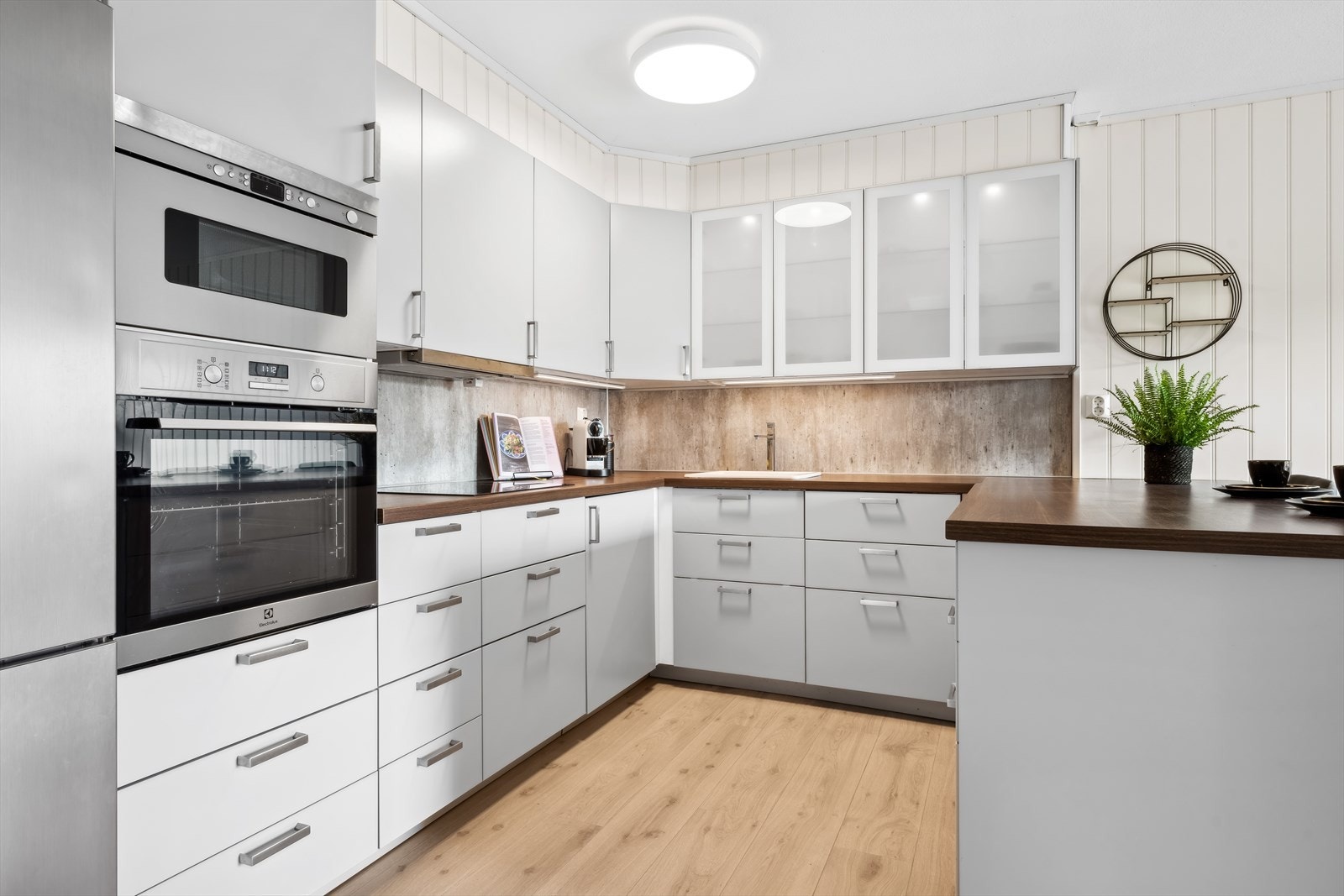 Kjøkkenet er av god størrelse og byr på usedvanlig god benkeplass og gode oppbevaringsmuligheter Galleribilde