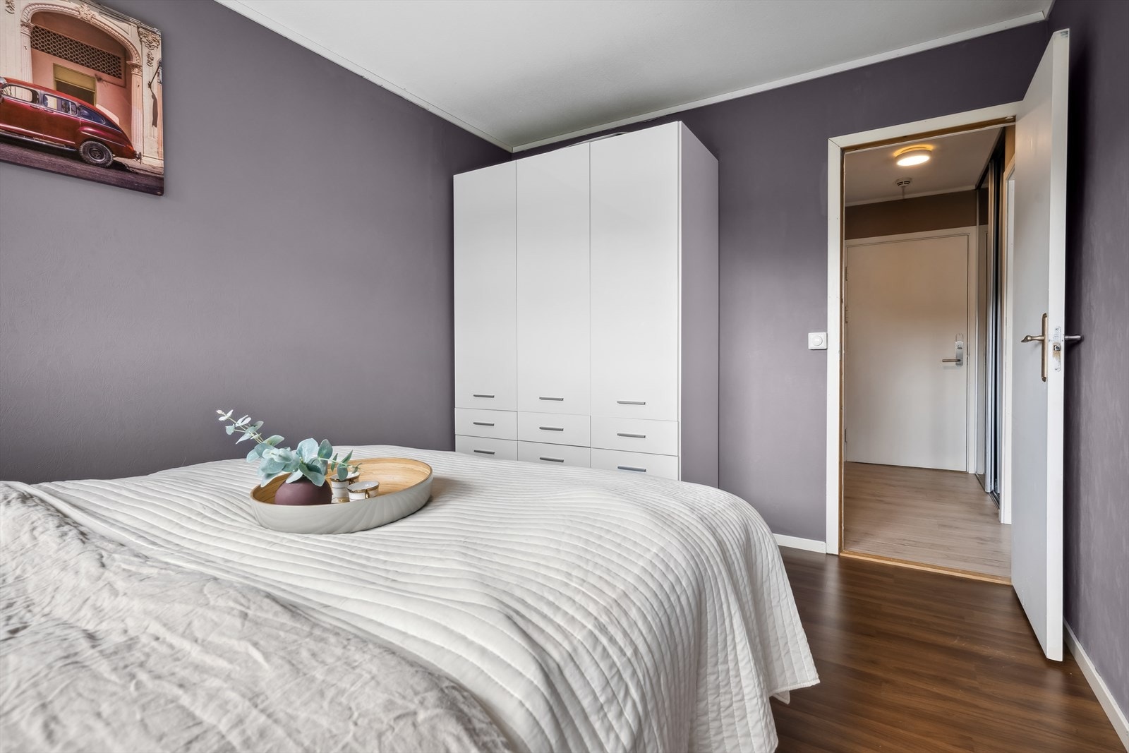 Soverommet utforming legger fint opp til garderobeløsning i ene enden av soverommet Galleribilde