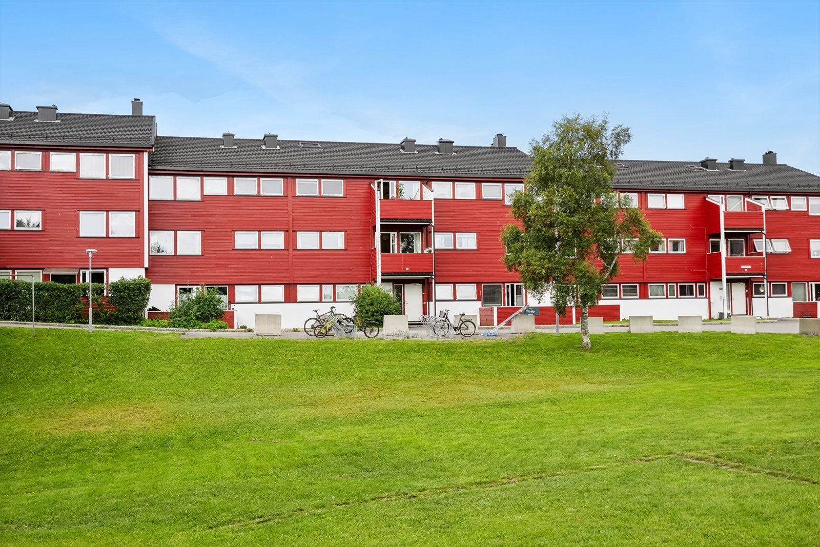 Inngangsparti med sykkelparkering like utenfor Galleribilde