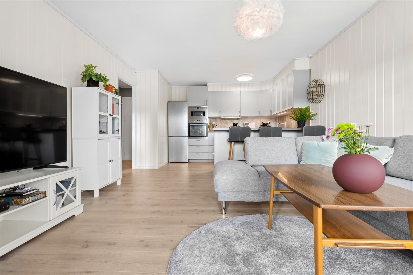 Christian Strandheim Jørgensen presenterer Mørkvedtråkket 21! Lys og usjenert 2-roms borettslagsleilighet, perfekt førstegangskjøp for studenter med Nord universitet like ved! Galleribilde