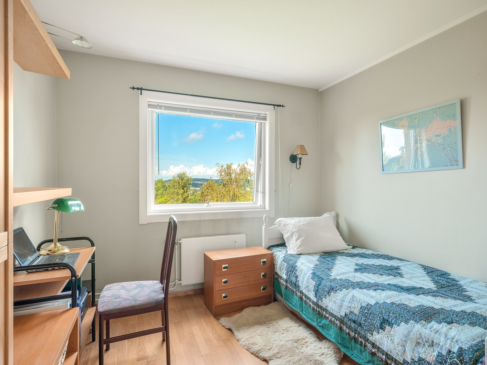 Lyst soverom med god plass til skrivebord Galleribilde