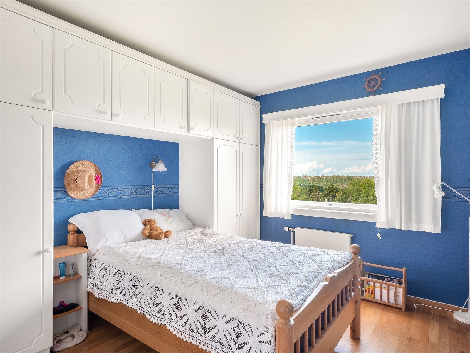 Koselig soverom med vakker utsikt Galleribilde