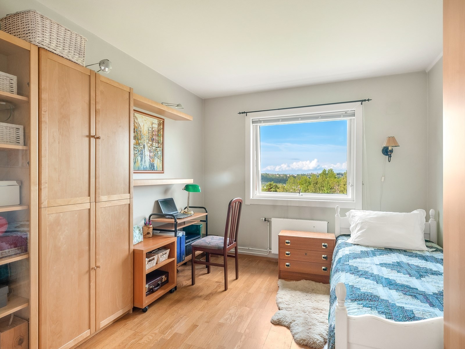 Soverom med store vinduer og naturlig lys Galleribilde