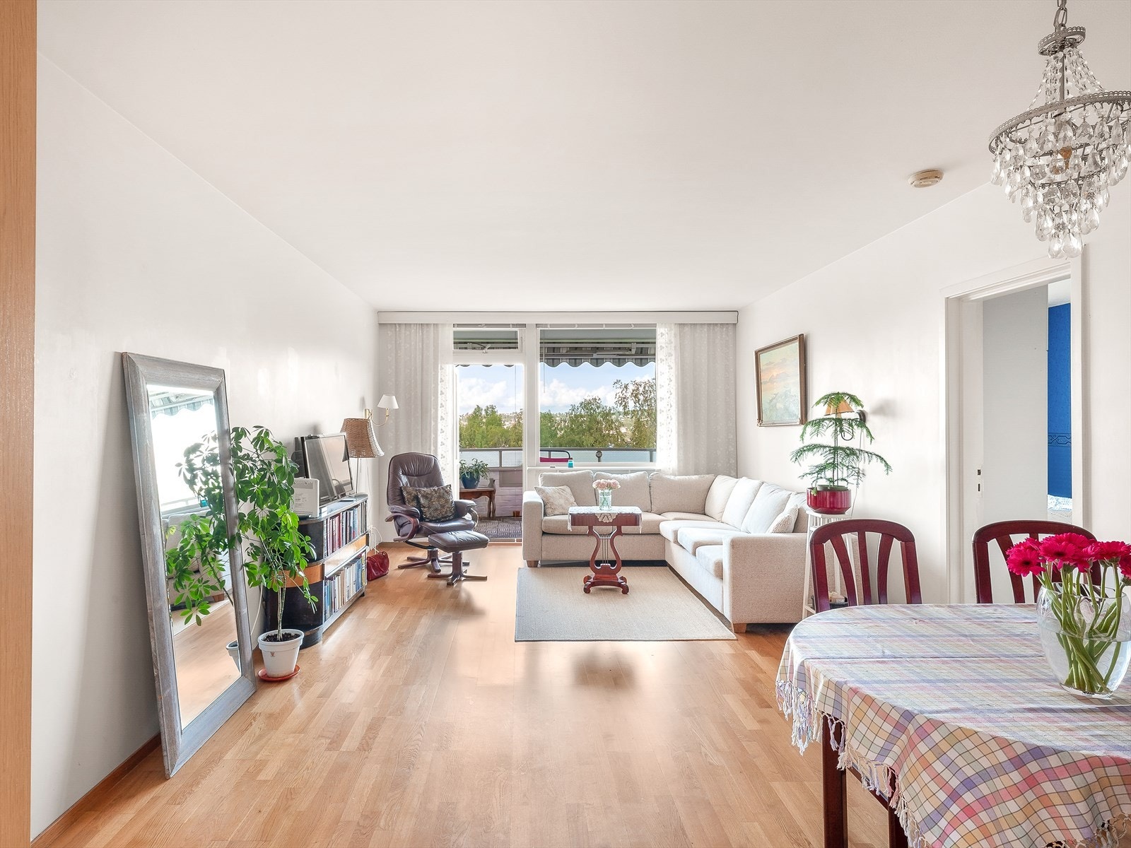 Åpen stue med spiseplass og store vinduer Galleribilde