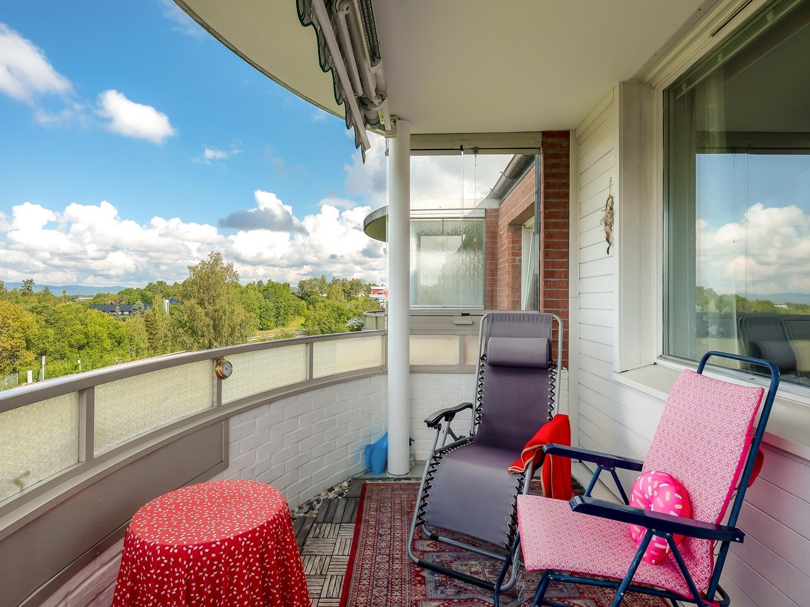 Koselig balkong med plass til sittegruppe Galleribilde