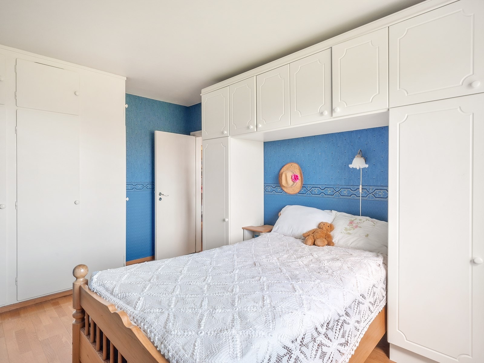 Soverom med innebygde skap og mye lagringsplass Galleribilde