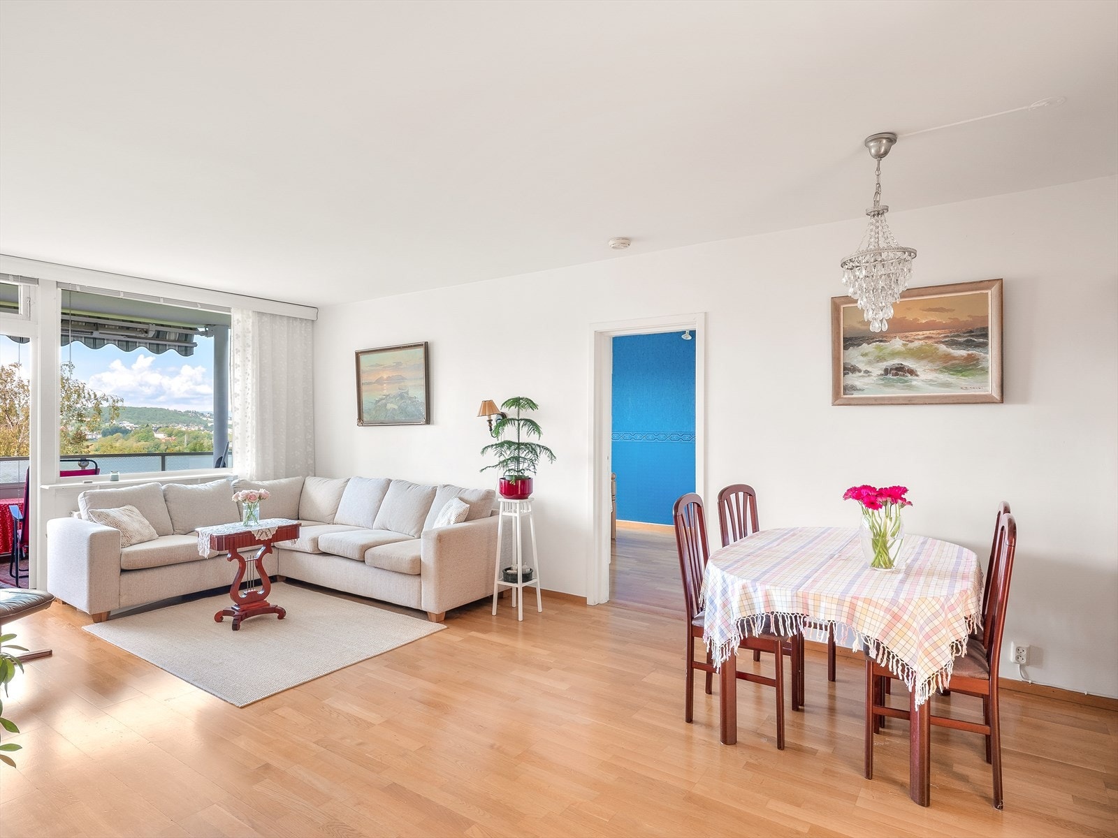 Stue med spiseplass og balkongtilgang Galleribilde