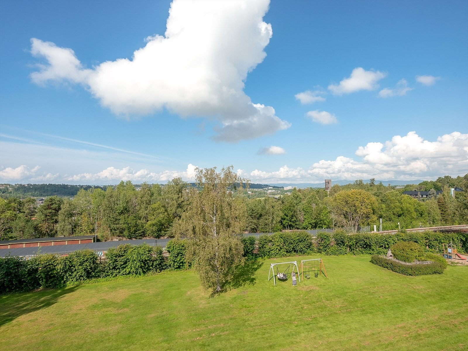 Grøntareal rett utenfor eiendommen, perfekt for barn Galleribilde