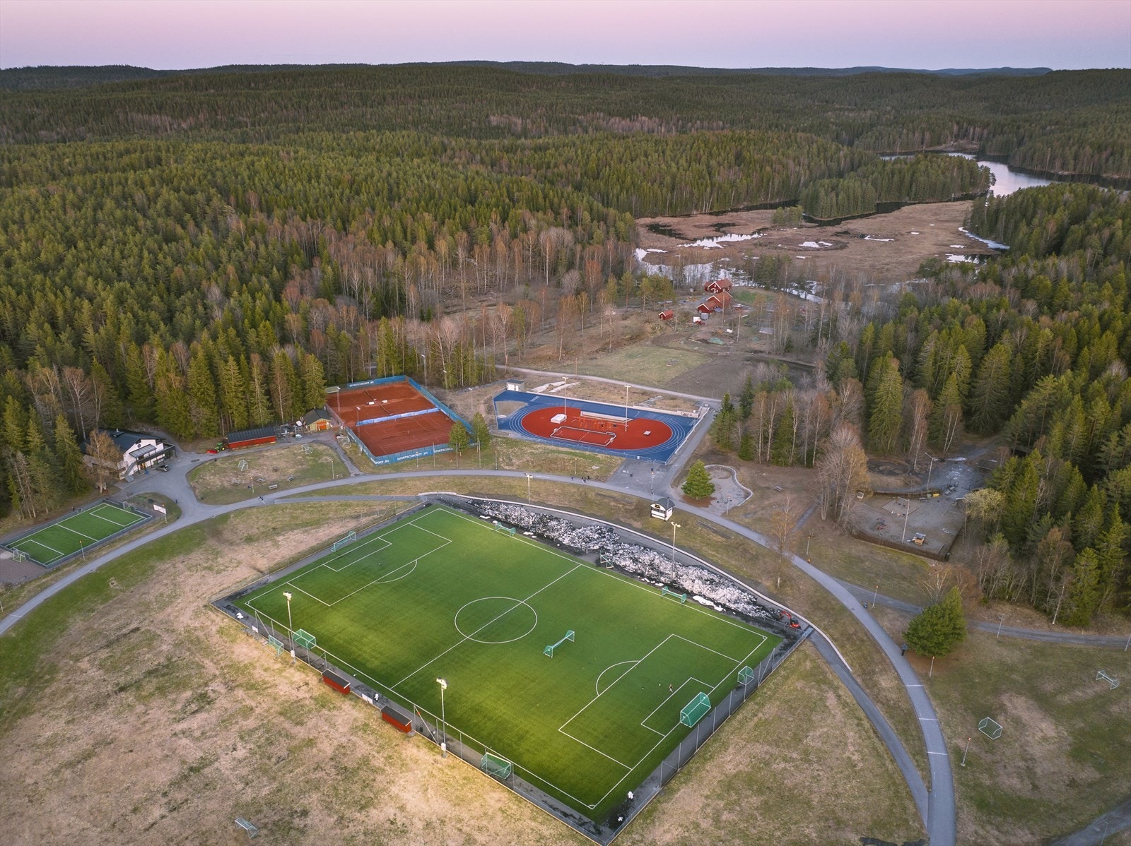 Område med omfattende idrettsanlegg og grønne områder Galleribilde