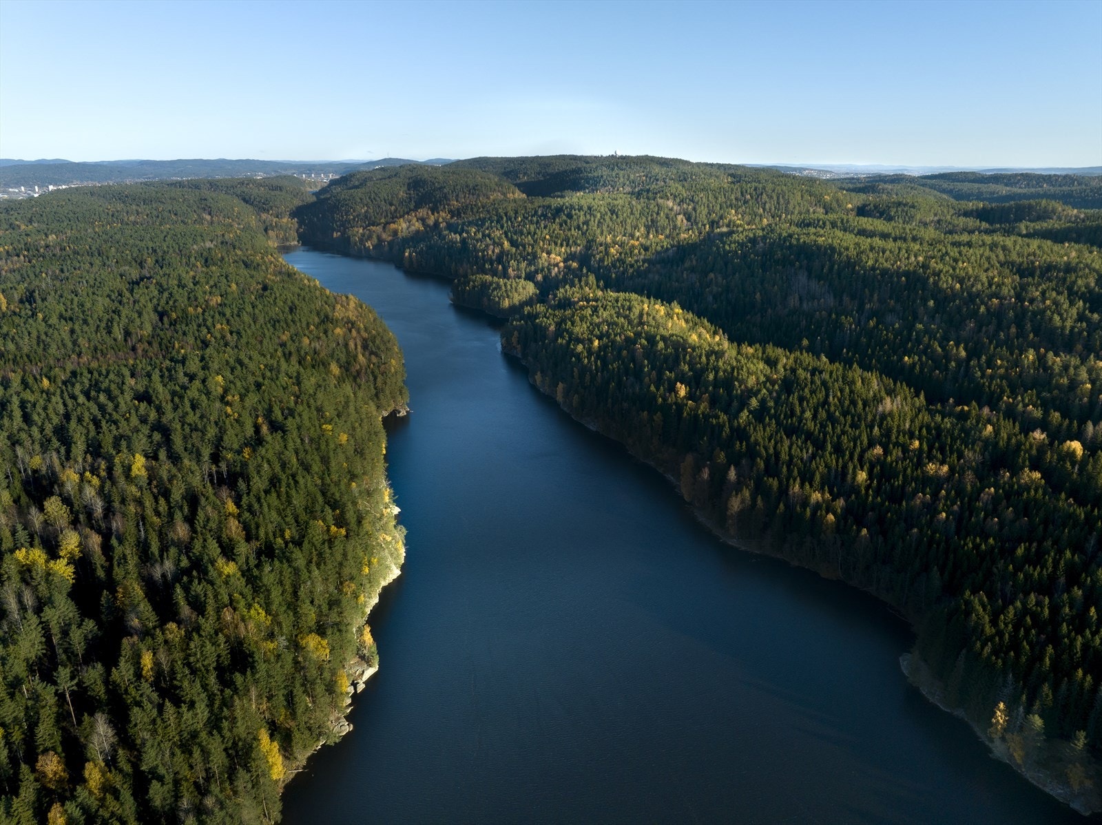 Vakker innsjø i nærheten, perfekt for friluftsliv Galleribilde