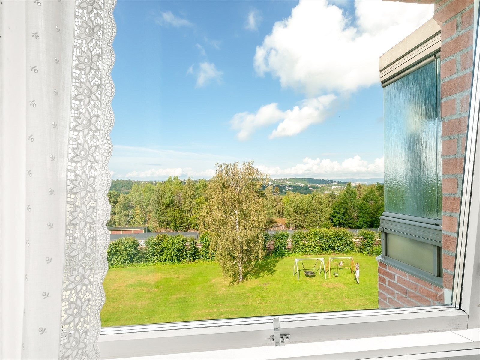 Utsikt over grøntarealer fra vinduet Galleribilde