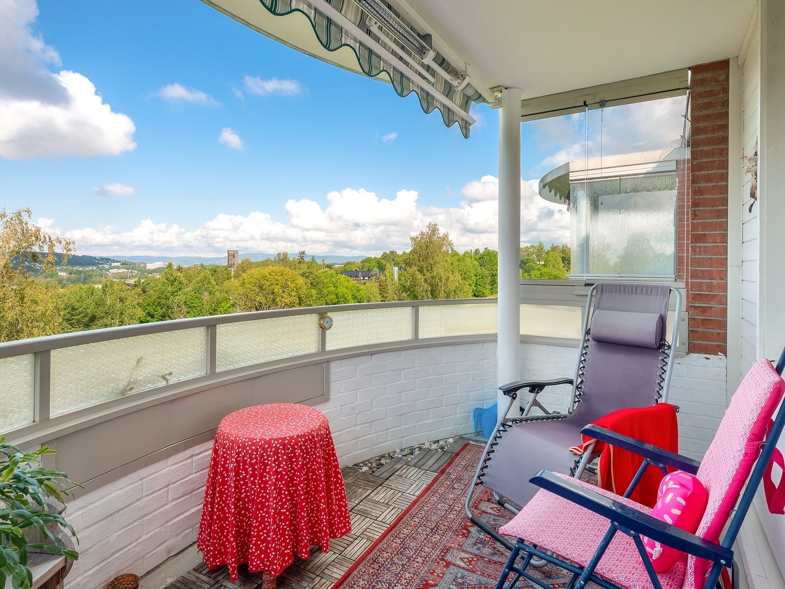 Lys og trivelig 3-roms toppleilighet med koselig balkong. Galleribilde