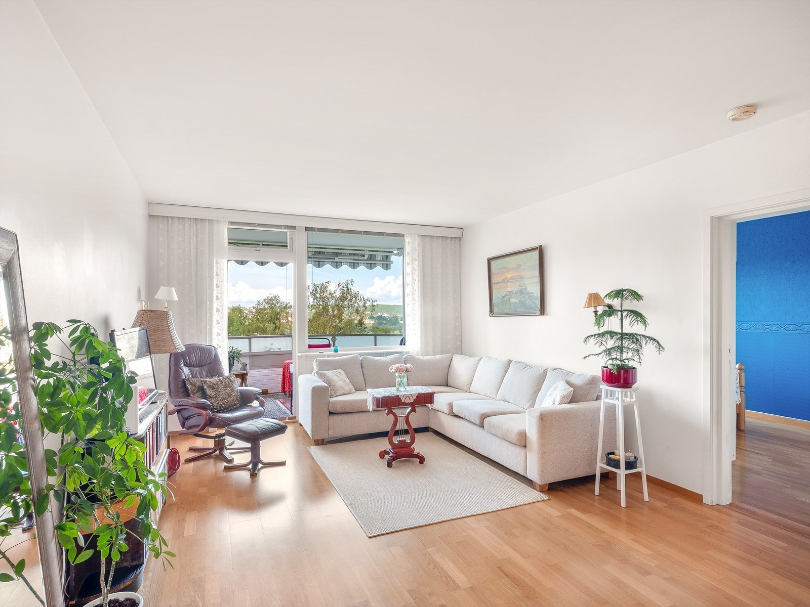 Stue med utgang til balkong og fantastisk utsikt Galleribilde